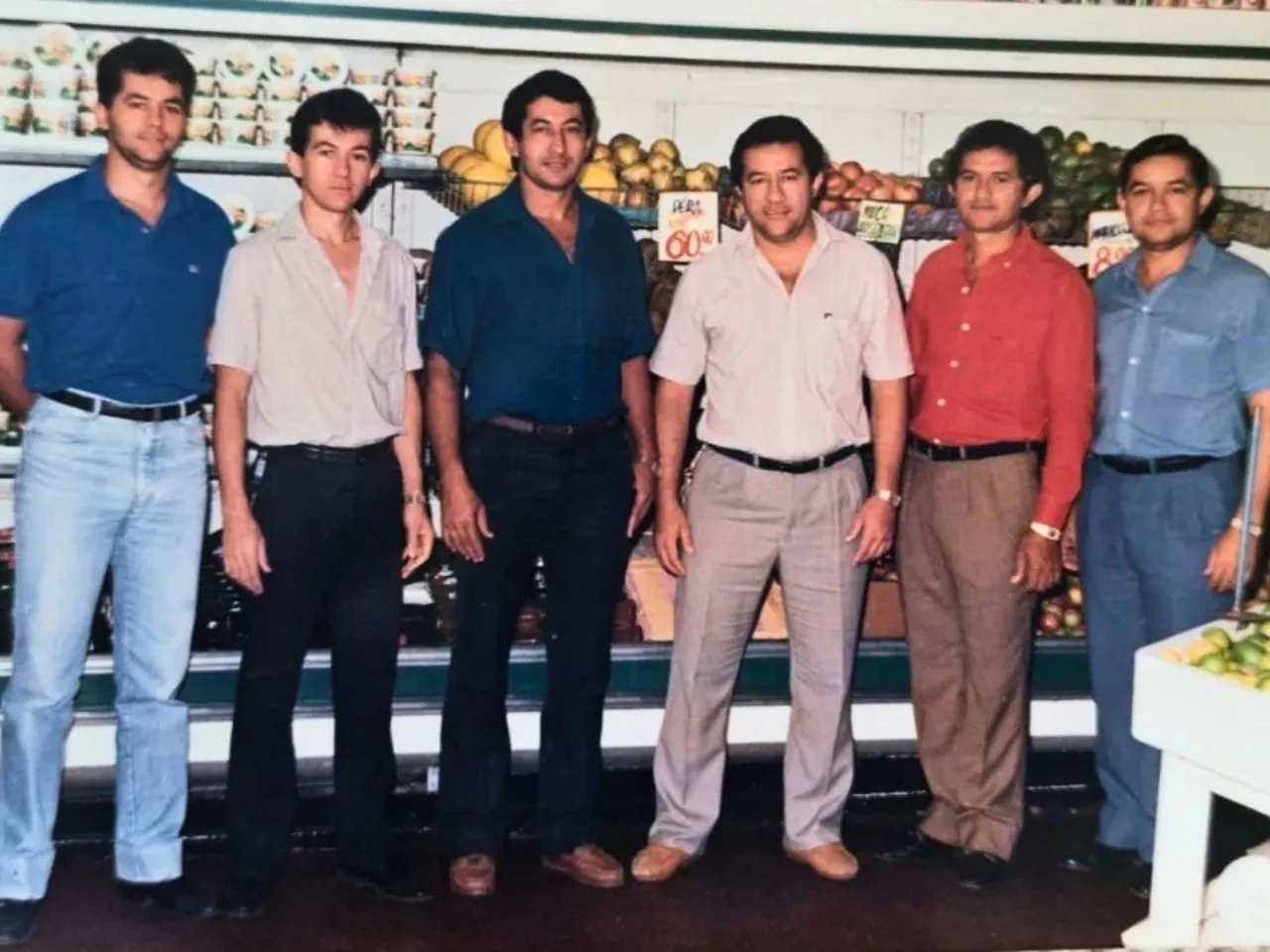 João Firmino da Silva com os irmãos no Supermercado Economia do Lar, em Goiânia